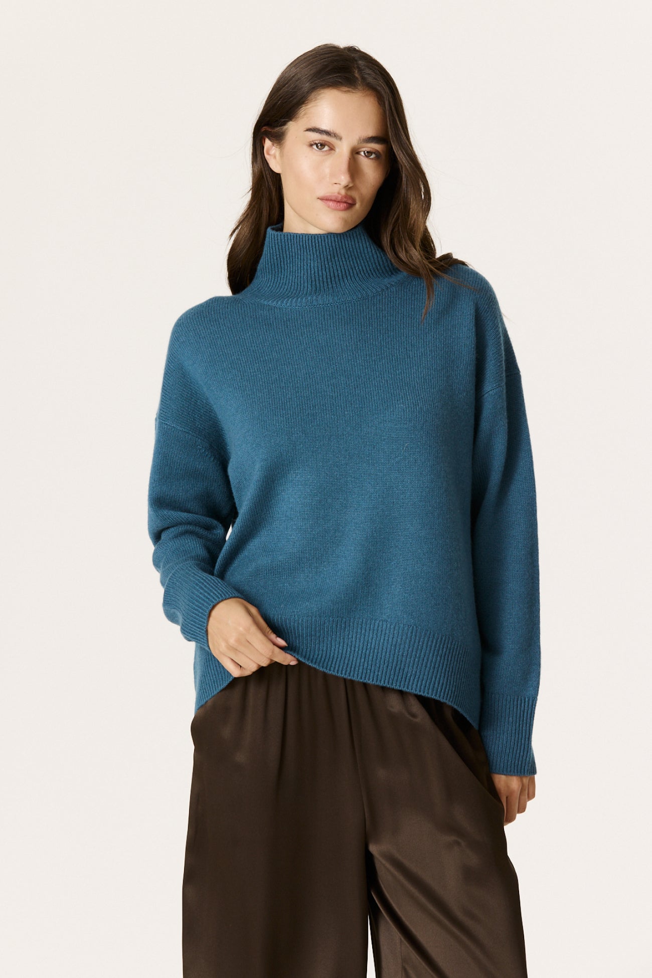 JOSLYNNE OVERSIZED CASHMERE TURTLENECK - FRENCH TEAL
