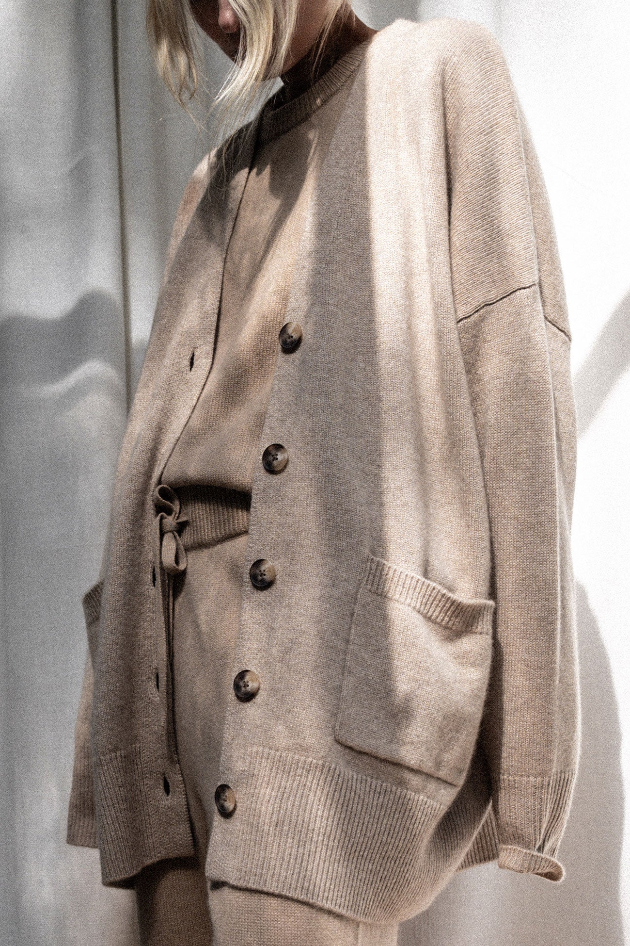 Cashmere Knit Bloomer モカ Women's James Vee Sweater in Camel Mélange | Brochu Walker